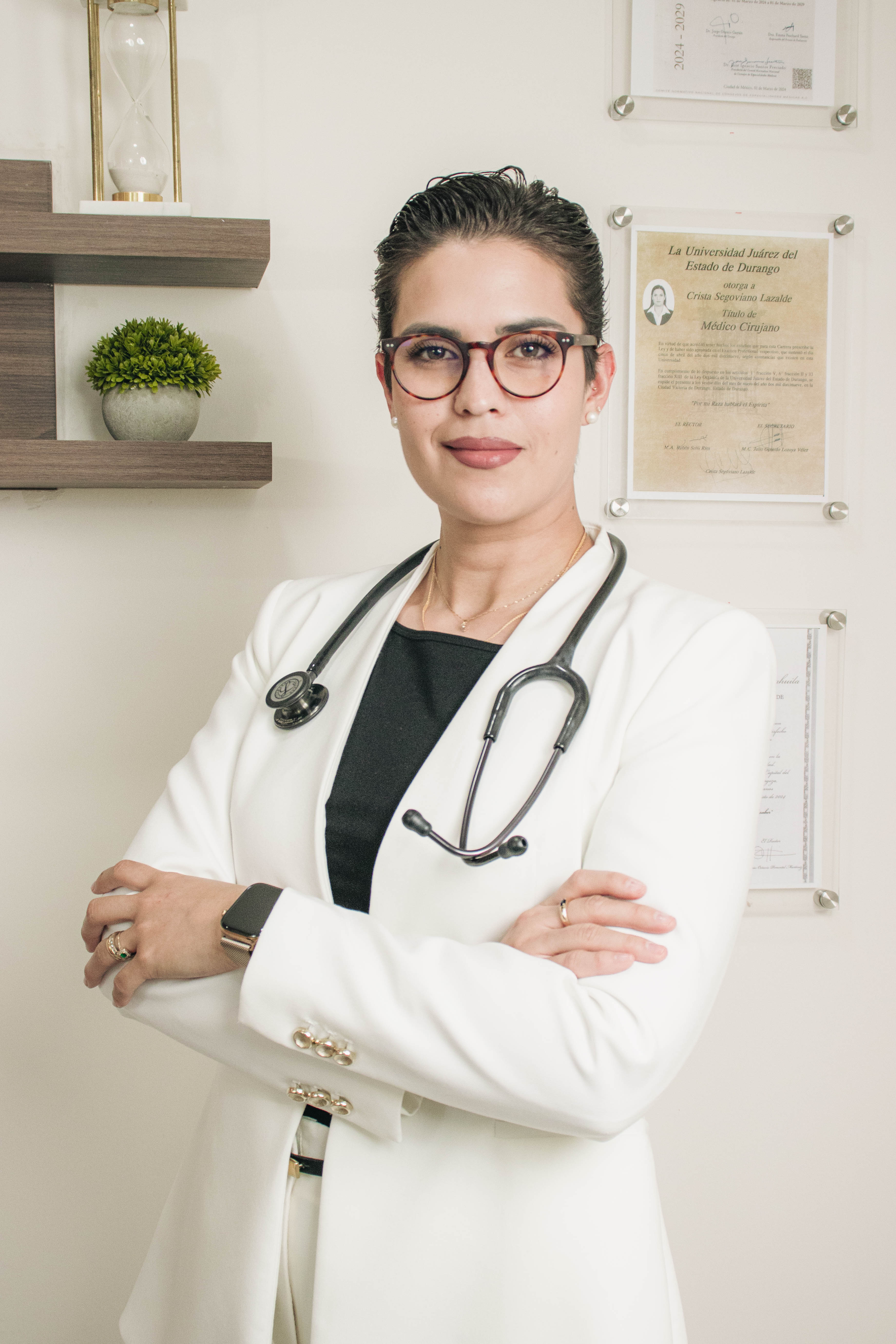 Médica Geriatra Crista Segoviano Lazalde en su consultorio